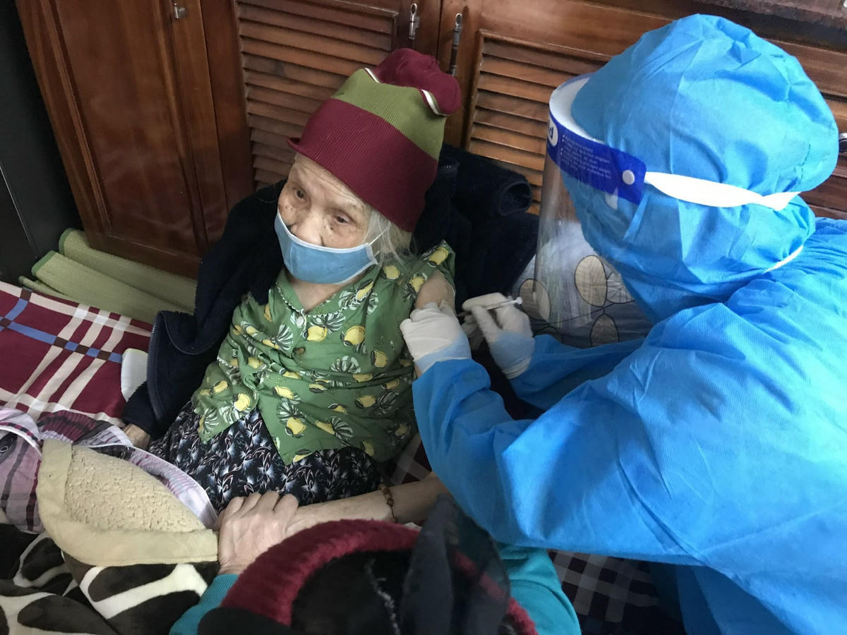 Tiêm vaccine tại nhà cho người cao tuổi.