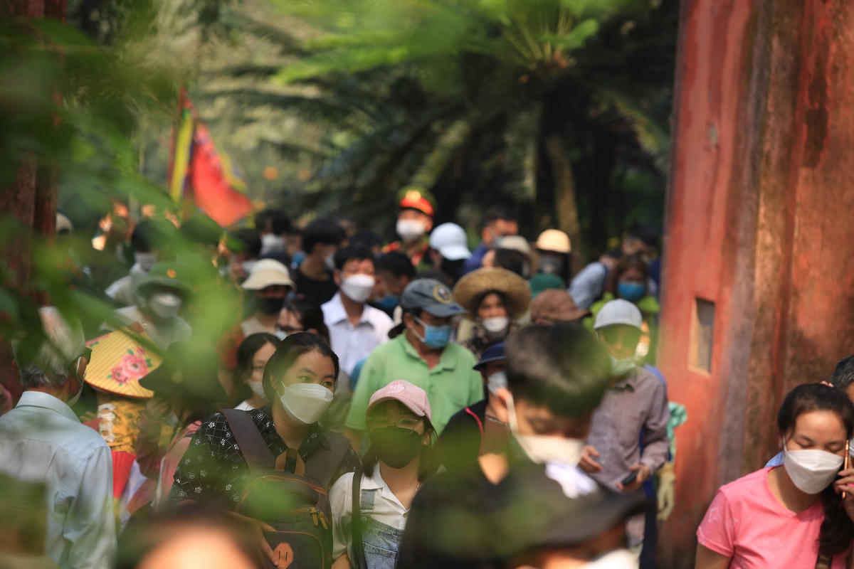 Hàng vạn người dân từ khắp nơi trên cả nước đã tề tựu về đất tổ để làm lễ.