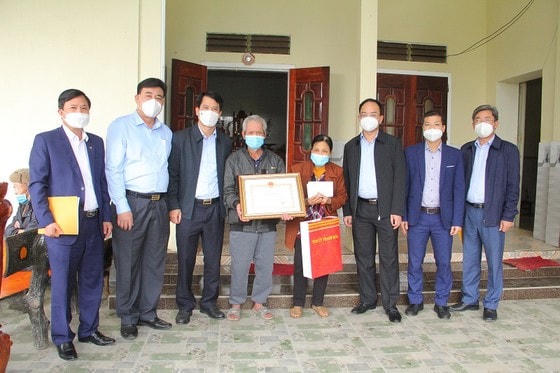Thay mặt Chủ tịch UBND tỉnh, ông Đào Xuân Yên, Trưởng Ban Tuyên giáo Tỉnh uỷ đã trao Bằng khen cho đại diện gia đình anh Trung Văn Nam.