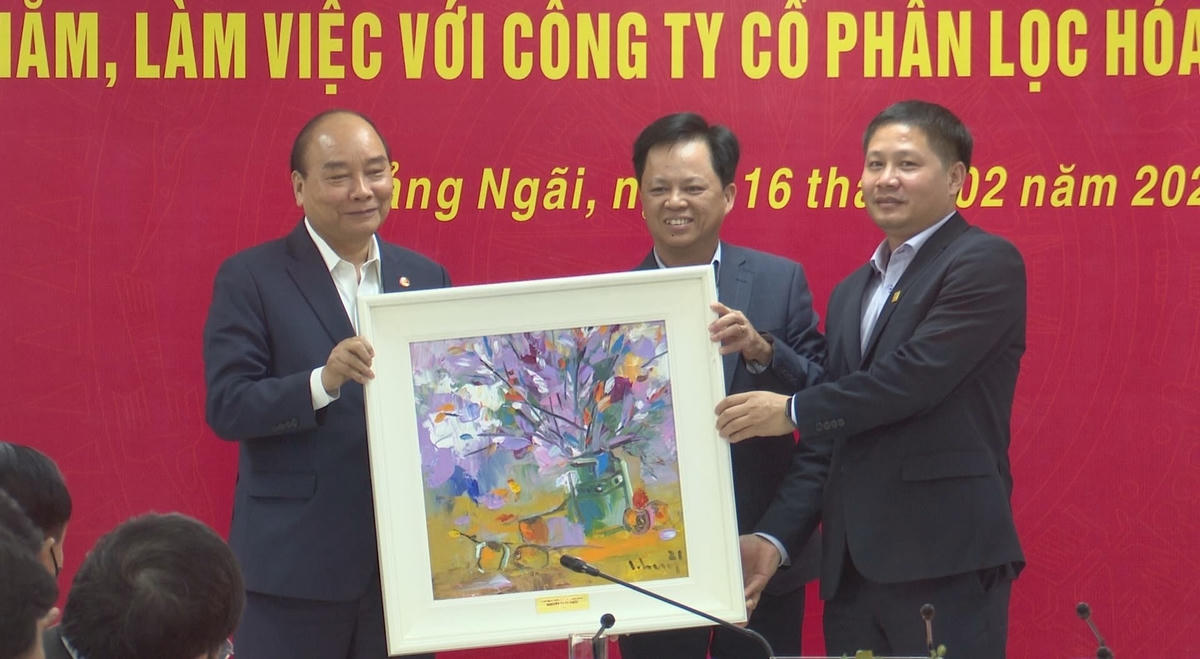 Chủ tịch nước Nguyễn Xuân Phúc tặng quà cho lãnh đạo Công ty Lọc hóa dầu Bình Sơn.