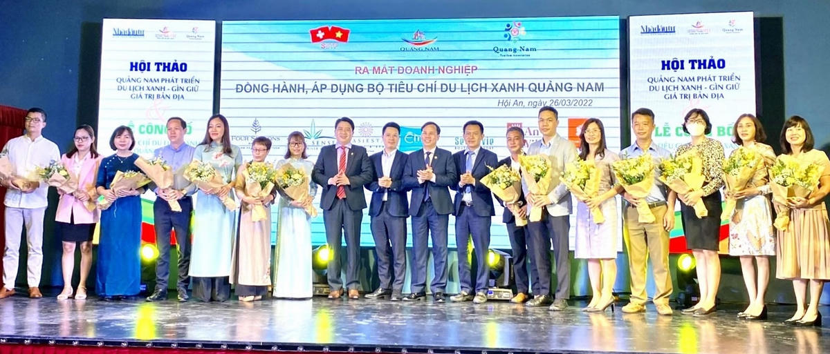 Lãnh đạo tỉnh Quảng Nam tặng hoa chúc mừng các doanh nghiệp du lịch Quảng Nam.