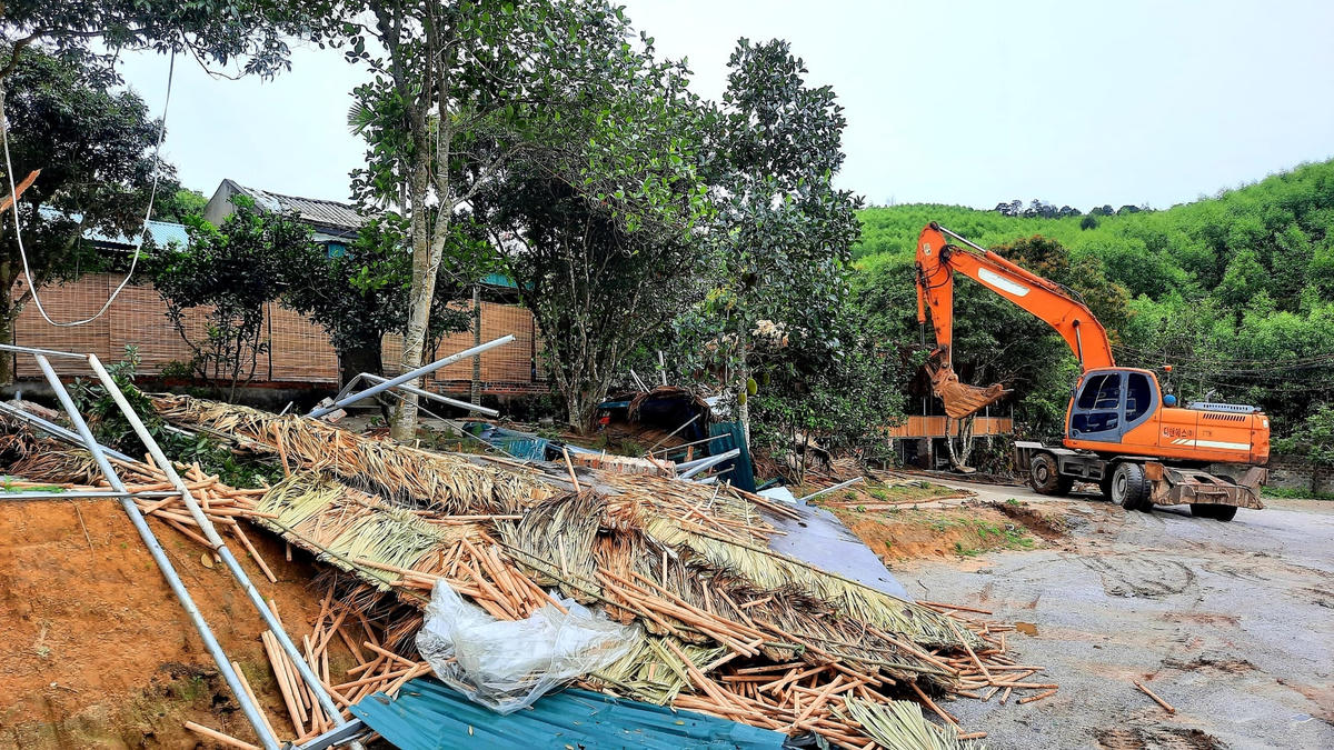 Lực lượng chức năng đã tiến hành cưỡng chế, tháo dỡ toàn bộ công trình do chủ cơ sở "Rừng Trong Phố" làm để phục vụ việc kinh doanh trái phép.