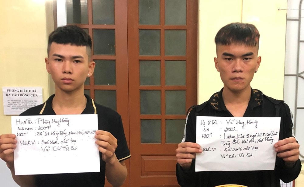 Hai thanh niên tại Công an quận Ngô Quyền. Ảnh công an cung cấp.
