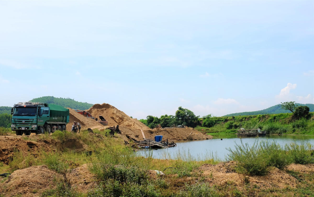 Khe Ông Ai bị đào bới nham nhở để khai thác cát.
