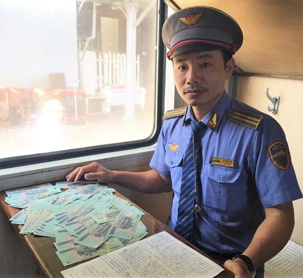 Trưởng tàu lập biên bản hành khách bỏ quên 100 triệu trên tàu để bàn giao, trao trả hành khách. (Ảnh: VNR cung cấp). Nguồn: TTXVN.