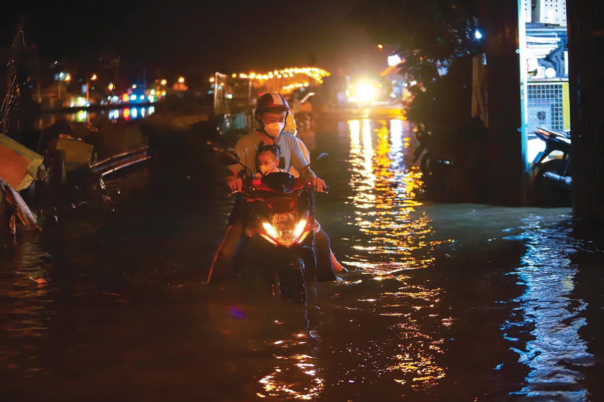 Nước dâng cao, ngập vào nhà dân.