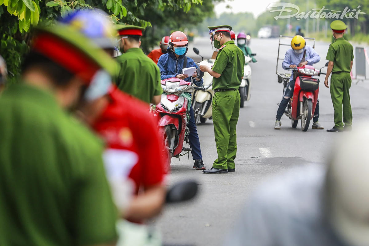 Cần thực hiện kiểm soát người lưu thông trên đường từ điểm đi, điểm đến. Ảnh: Quang Vinh.