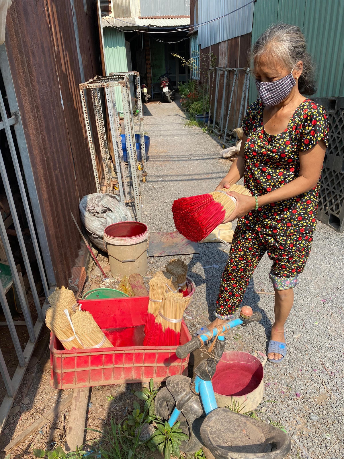 Nhúng que nhang để có màu sắc tươi đẹp.