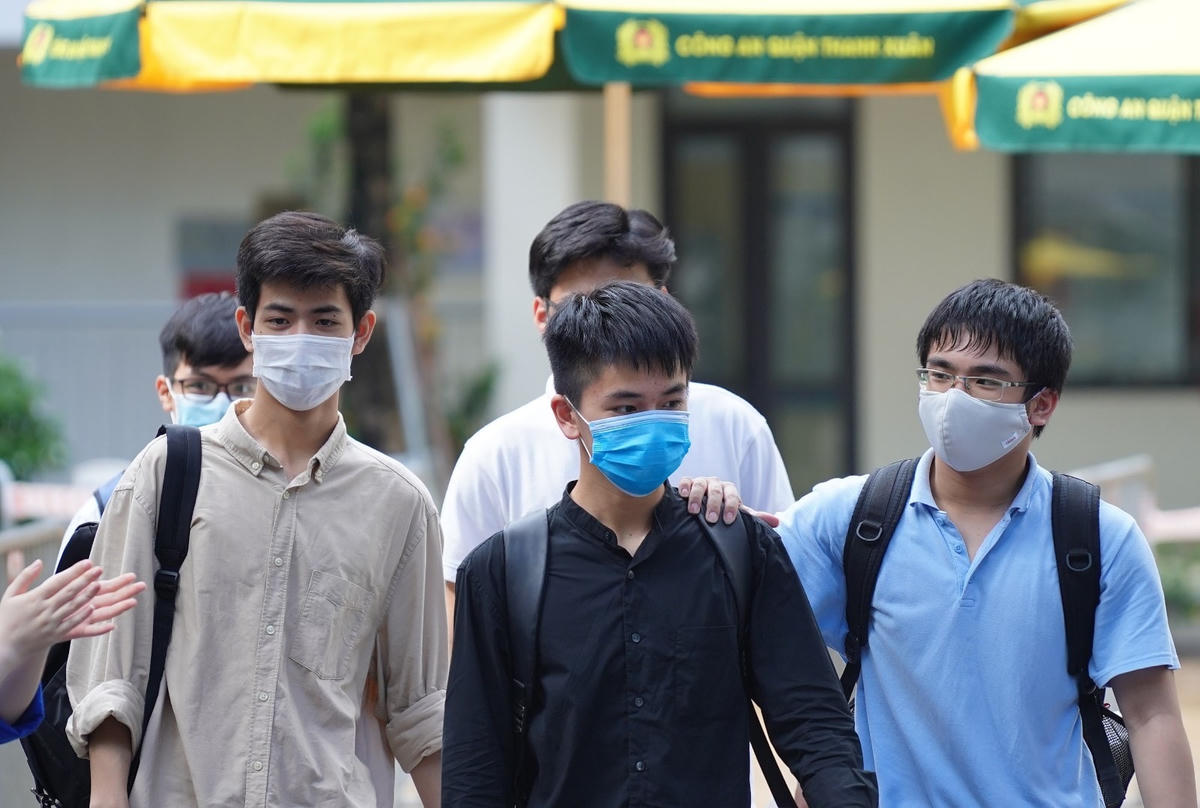 Năm nay thí sinh thi vào lớp 10 phải xác định luôn tổ hợp các môn sẽ học suốt 3 năm cấp 3. Ảnh: Quang Vinh