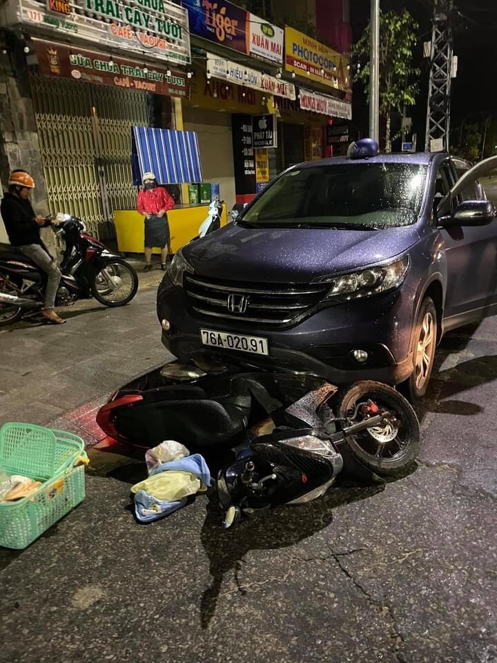 Hiện trường nơi chiếc xe ô tô BKS: 76A 020.91 gây tai nạn giao thông.