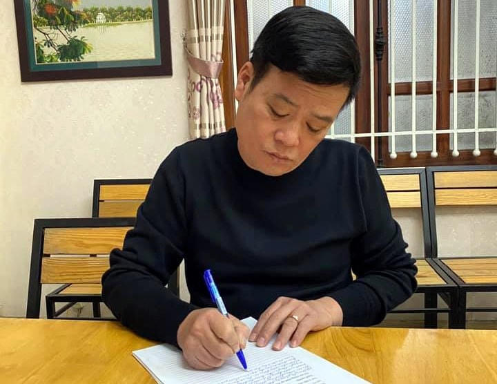 Chủ quán Ngô Văn Phương làm việc với lực lượng chức năng.