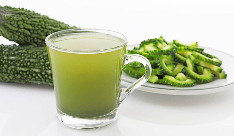 Mướp đắng bỏ ruột thái lát nấu nước uống rất tốt cho người bệnh đái tháo đường, sốt cao mất nước, miệng khô, họng khát.  
