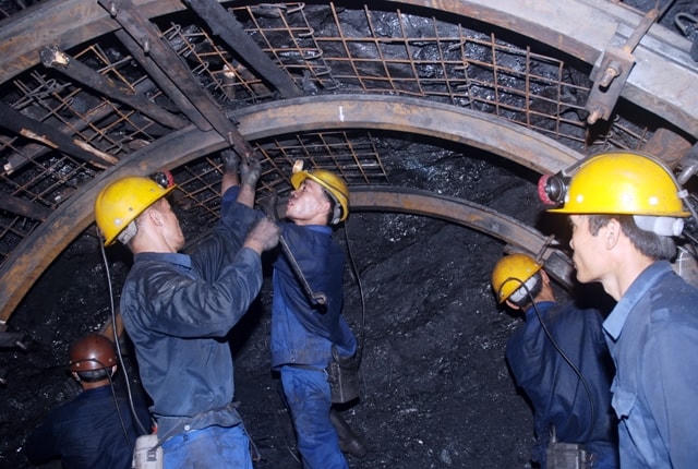Công nhân làm việc trong hầm lò rất vất vả nên họ không muốn tăng tuổi nghỉ hưu.