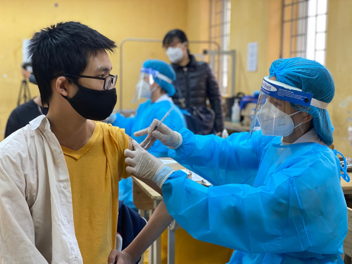 Học sinh Hà Nội được tiêm vaccine ngừa Covid-19