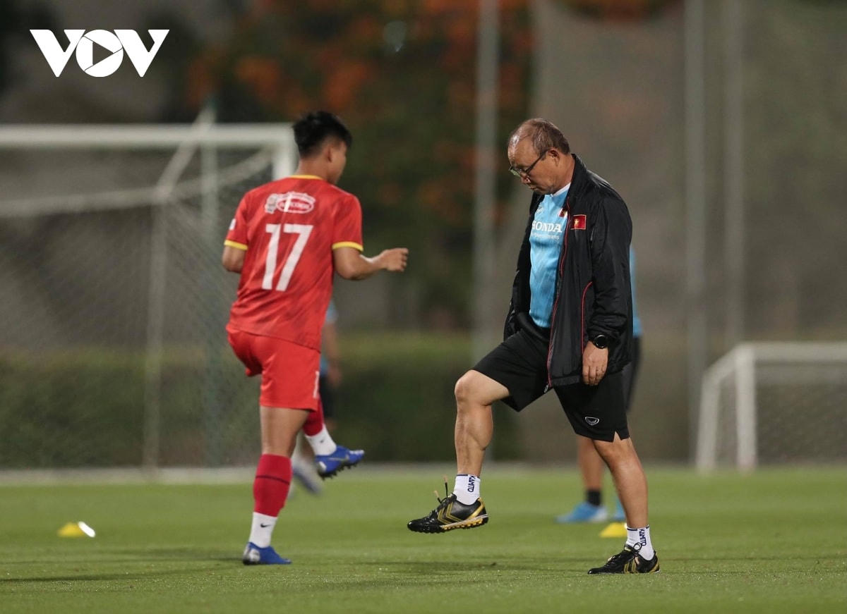 HLV Park Hang Seo khởi động cùng các cầu thủ.  