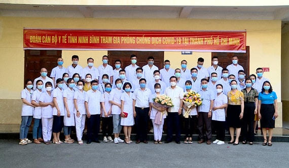 Lãnh đạo tỉnh Ninh Bình gặp mặt 42 y, bác sĩ trước giờ lên đường