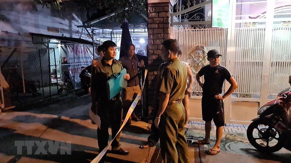 Công an thành phố Thủ Dầu Một (Bình Dương) khám nghiệm hiện trường. (Ảnh: Huyền Trang/TTXVN).