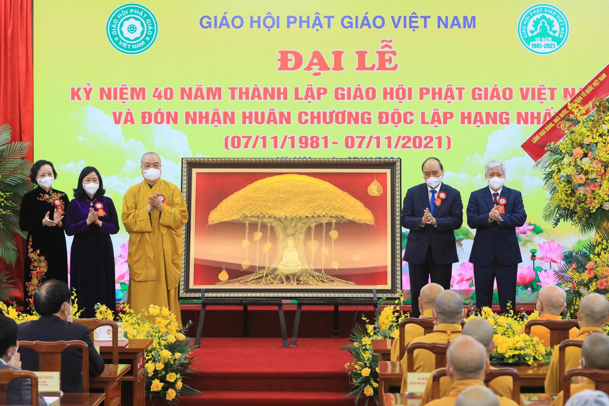 Chủ tịch nước Nguyễn Xuân Phúc tặng quà Giáo hội Phật giáo Việt Nam.