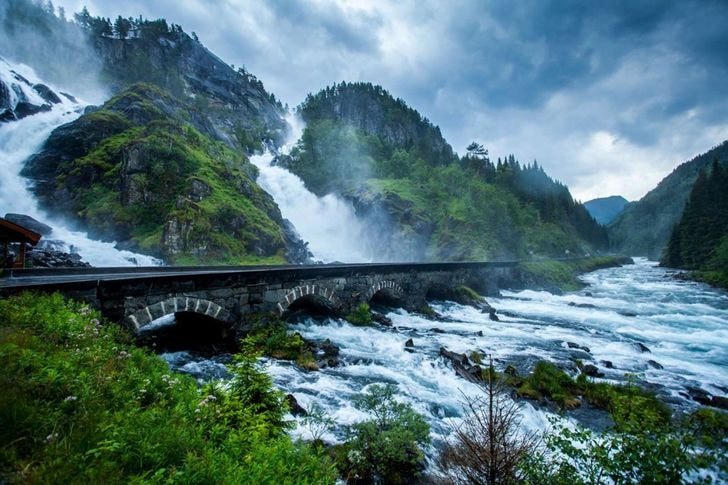 Cây cầu cũ bắc qua thác Låtefossen ở Na Uy.  
