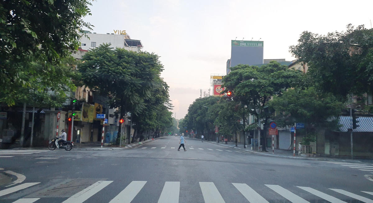 Trái ngược với không khí đông đúc, nhộn nhịp mỗi dịp cuối tuần, trên phố Huế chỉ lác đác vài người.