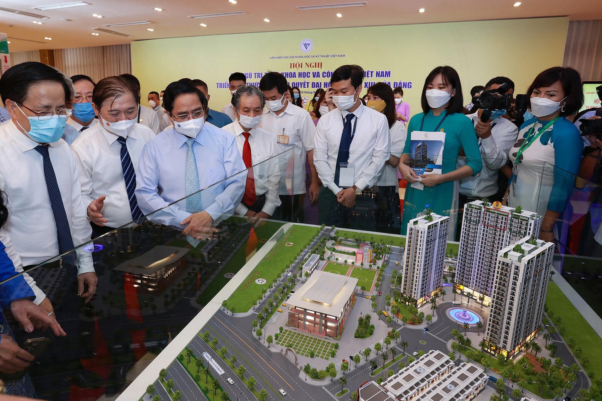 Thủ tướng Chính phủ Phạm Minh Chính và các đại biểu tham quan triển lãm thành tựu khoa học và công nghệ.
