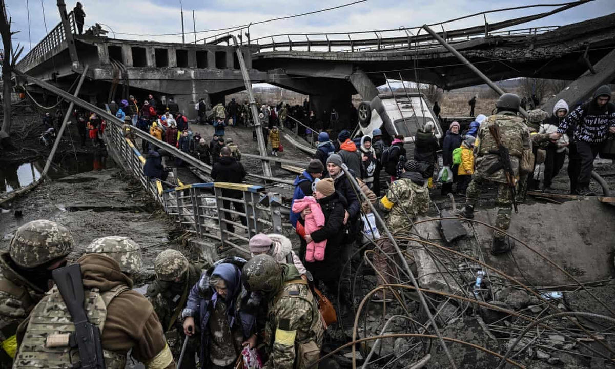 Người dân Ukraine băng qua một cây cầu tại sông Irpin ở ngoại ô thủ đô Kiev, Ukraine. Ảnh: AP.