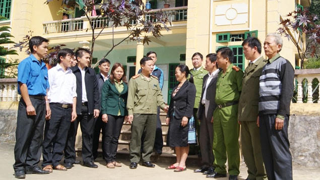 Gặp gỡ, nắm bắt tâm tư, nguyện vọng, động viên người có uy tín xã Pà Cò (Mai Châu, Hòa Bình)  Ảnh: BHB.