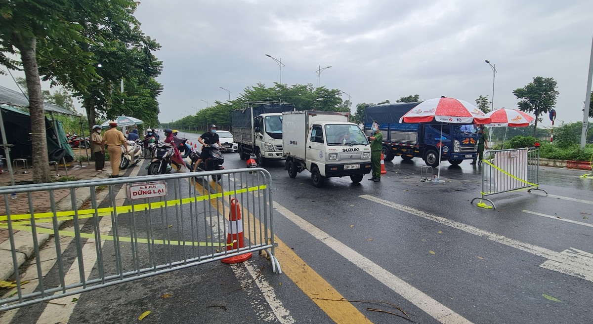 Ở chiều ngược lại, chốt kiểm soát hướng vào khu vực nội thành, lưu lượng giao thông đông hơn.