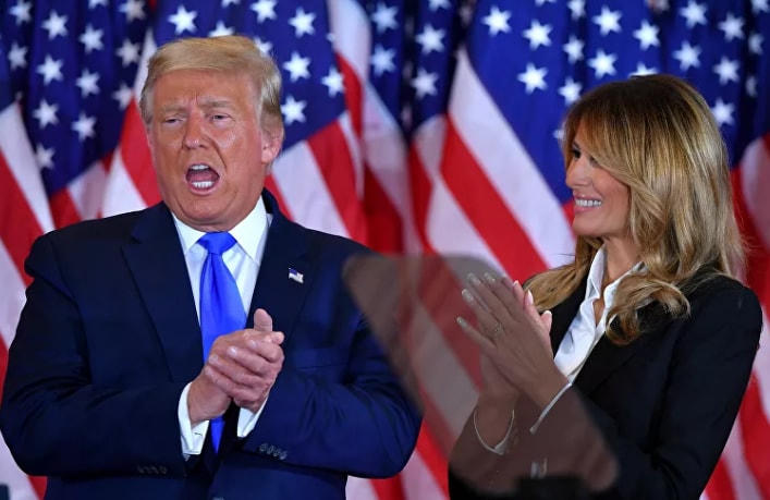 Tổng thống Mỹ Donald Trump cùng với Đệ nhất phu nhân Melania Trump sau khi phát biểu trong đêm bầu cử tại Phòng Đông của Nhà Trắng ở thủ đô Washington, sáng sớm ngày 4/11/2020. Ảnh: AFP.