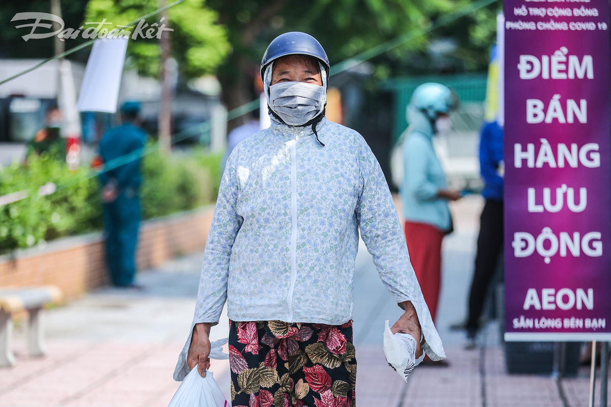 Khá nhiều người dân đã lựa chọn mô hình siêu thị lưu động để đến mua hàng hóa.