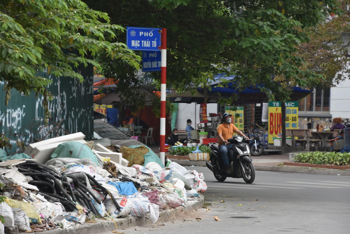 Bãi rác tự phát trên đường Mạc Thái Tổ (Cầu Giấy).