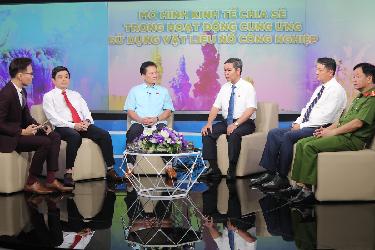 Các đại biểu tham dự tọa đàm.