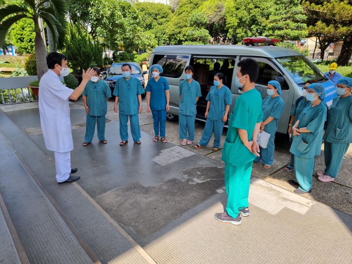 PGS.TS Lê Đình Thanh động viện đội ngũ y bác sĩ lên tuyến đầu phòng, chống dịch Covid-19. Ảnh: CTV