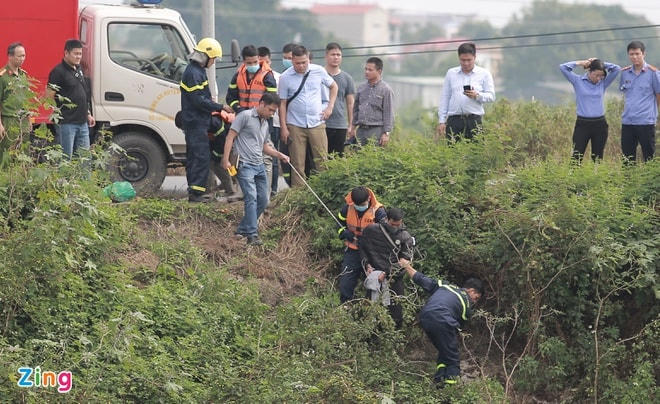 Công an dẫn giải nghi phạm đến hiện trường. Ảnh: Zing.