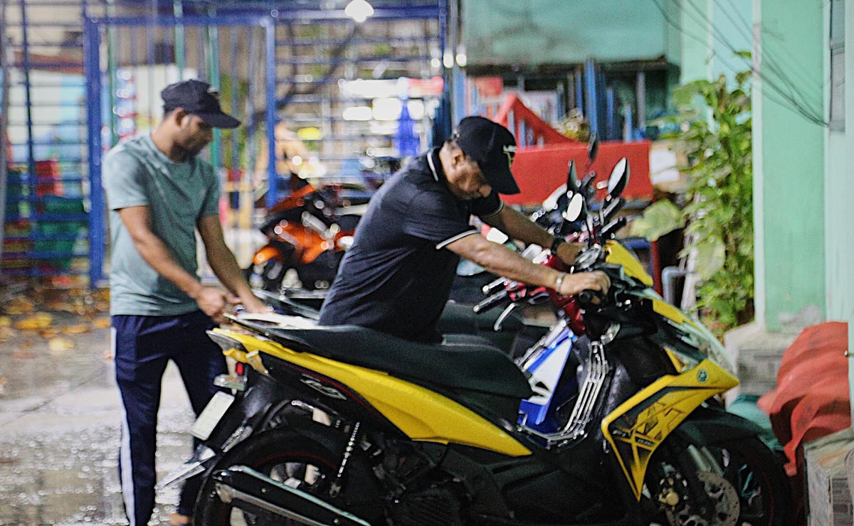 Khoảng 6 tháng nay, hình ảnh các chàng trai Ấn Độ làm công việc giữ xe đã dần quen thuộc với nhiều người ở khu vực Trần Hưng Đạo, Nguyễn Khắc Nhu (quận 1, TPHCM).