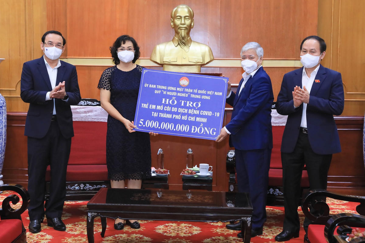  Chủ tịch UBTƯ MTTQ Việt Nam Đỗ Văn Chiến trao số tiền 5 tỷ đồng hỗ trợ trẻ em mồ côi do dịch Covid-19 tại Thành phố Hồ Chí Minh. Ảnh: Quang Vinh.