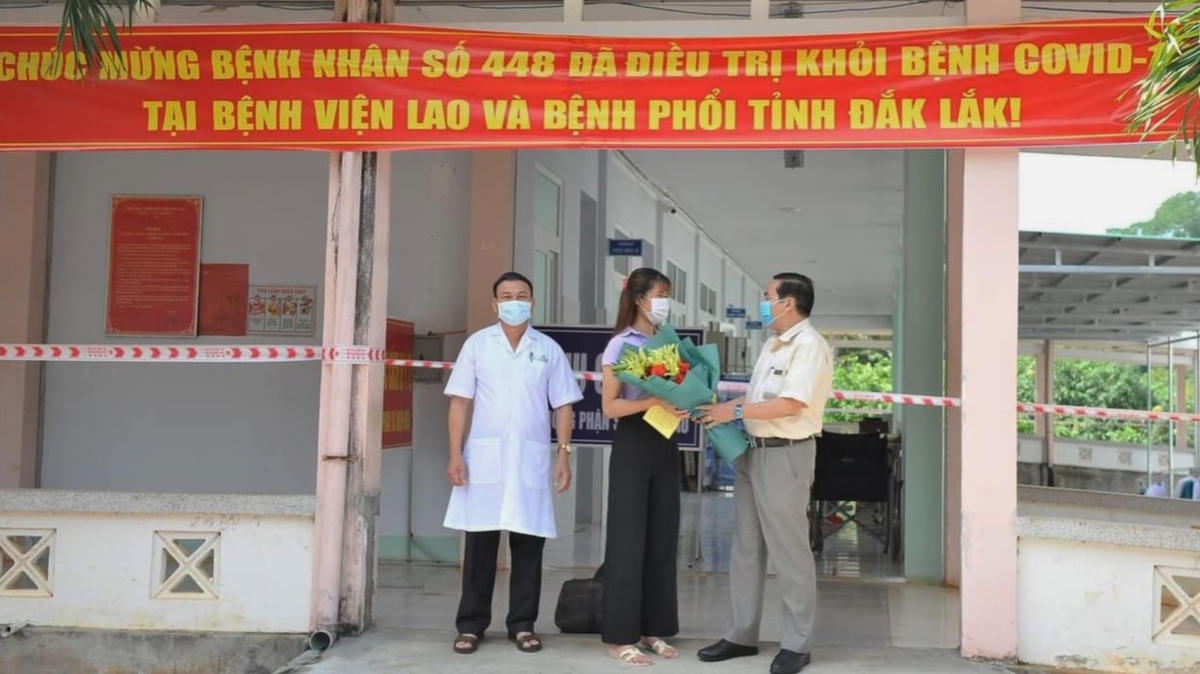 Bệnh nhân 448 được trao giấy xuất viện.