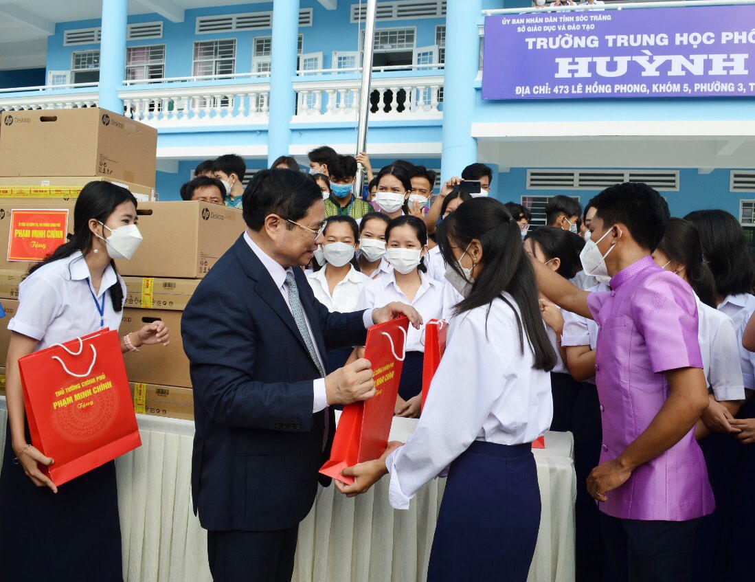 Thủ tướng Chính phủ Phạm Minh Chính tặng quà động viên các em học sinh rường phổ thông Dân tộc nội trú Huỳnh Cương.