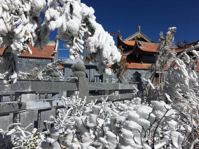 Hình ảnh băng tuyết xuất hiện trên đỉnh Fansipan hồi đầu năm 2018.