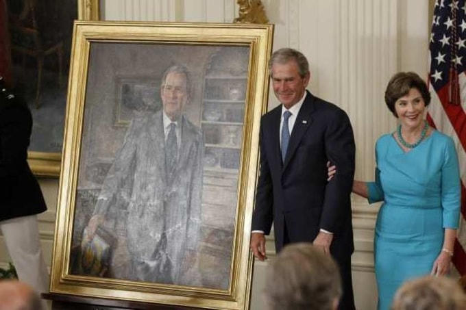 Cựu tổng thống George W. Bush và phu nhân Laura trong lễ công bố bức chân dung của hai người tại Nhà Trắng năm 2012. Ảnh: AP.