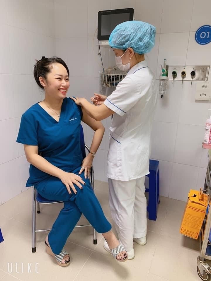 Bệnh viện Phụ sản Trung ương tiêm vaccine Covid-19 cho cán bộ, nhân viên y tế