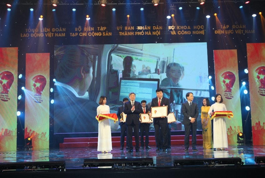 Đại diện Agribank lên nhận Giấy chứng nhận và Cup sáng Kiến vì Cộng đồng 2020.
