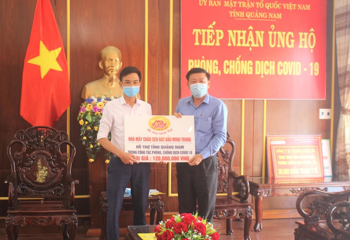 Mặt trận tỉnh Quảng Nam tiếp nhận ủng hộ phòng, chống dịch Covid-19.