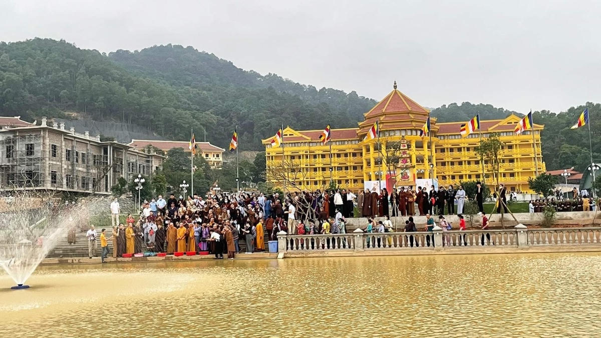 Lễ phóng sinh.