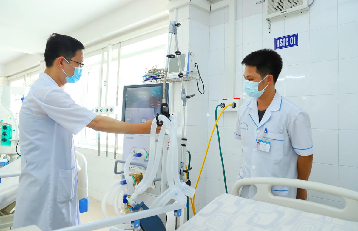 Máy thở chức năng cao hỗ trợ bệnh nhân.