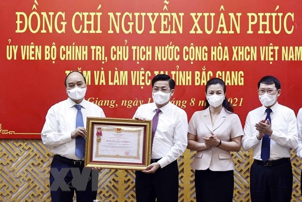 Chủ tịch nước Nguyễn Xuân Phúc trao Huân chương Lao động hạng Ba cho Đảng bộ, chính quyền và nhân dân tỉnh Bắc Giang. (Ảnh: Thống Nhất/TTXVN).