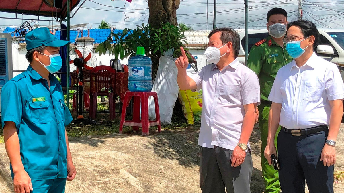 Chủ tịch UBND tỉnh Quảng Ngãi (giữa) kiểm tra công tác phòng, chống dịch Covid-19.