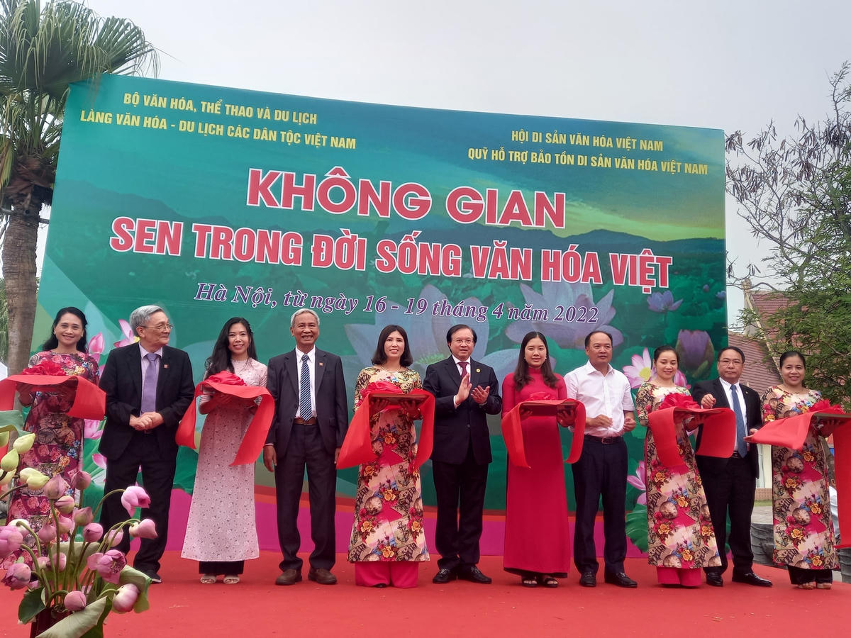 Cắt băng khai mạc triển lãm.