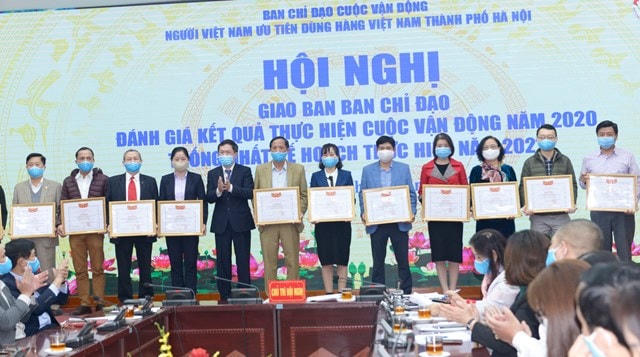Ban chỉ đạo CVĐ thành phố trao Bằng khen cho các tập thể, cá nhân xuất sắc.
