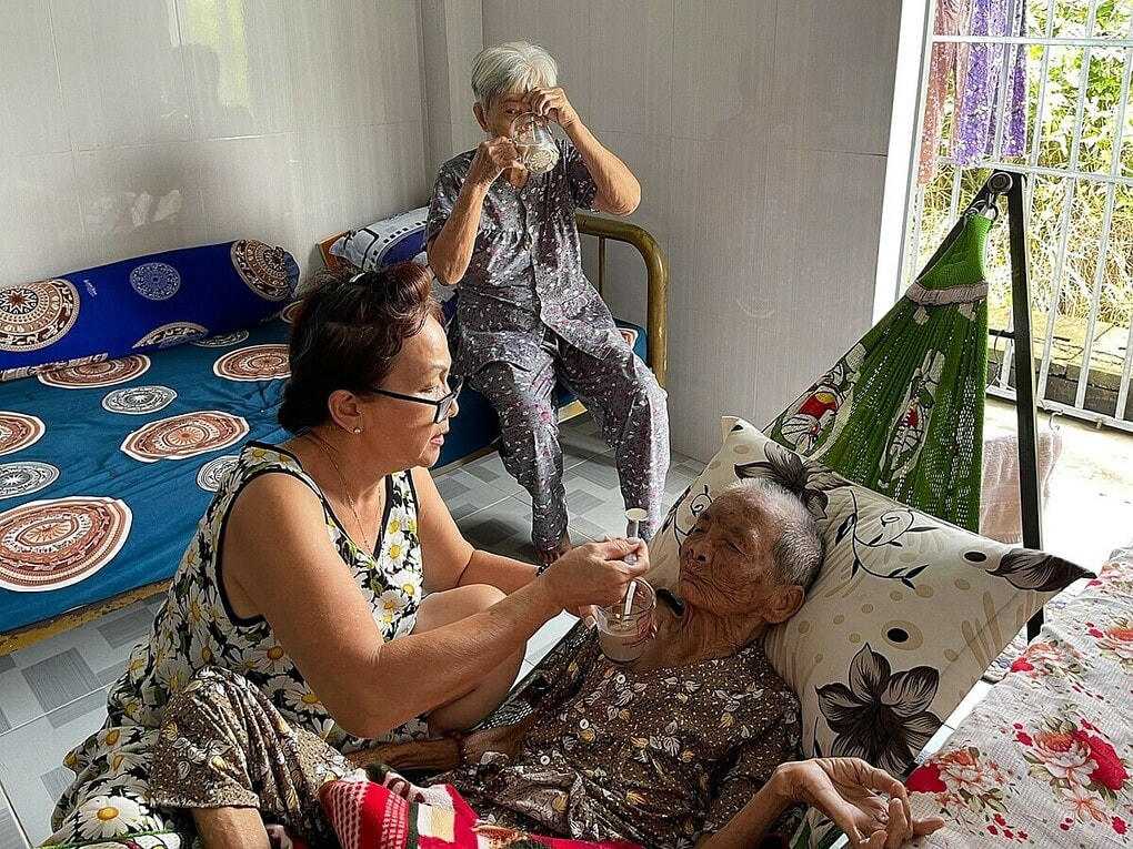 Trong 8 cụ có một cụ hiện sức khỏe yếu, không thể tự lo liệu sinh hoạt cá nhân nên Thắng phải thuê người chăm sóc. Ảnh: Nhân vật cung cấp.  